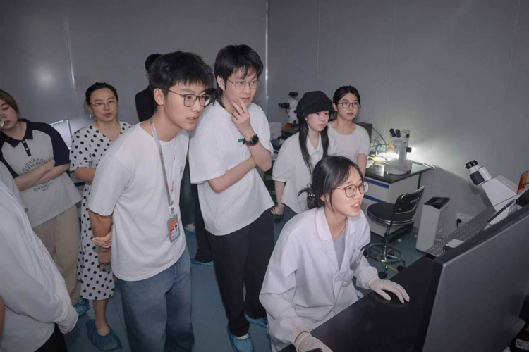 1788421831162364.jpg 青年学子走近前沿科创产业3.jpg