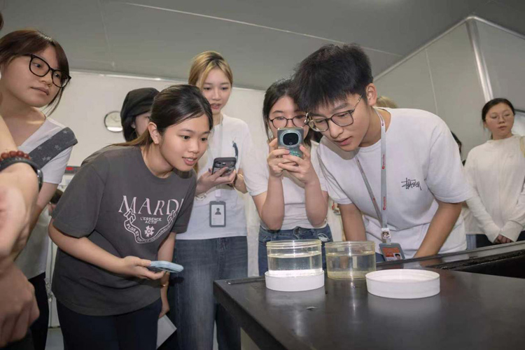 1788421835183641.jpg 青年学子走近前沿科创产业4.jpg